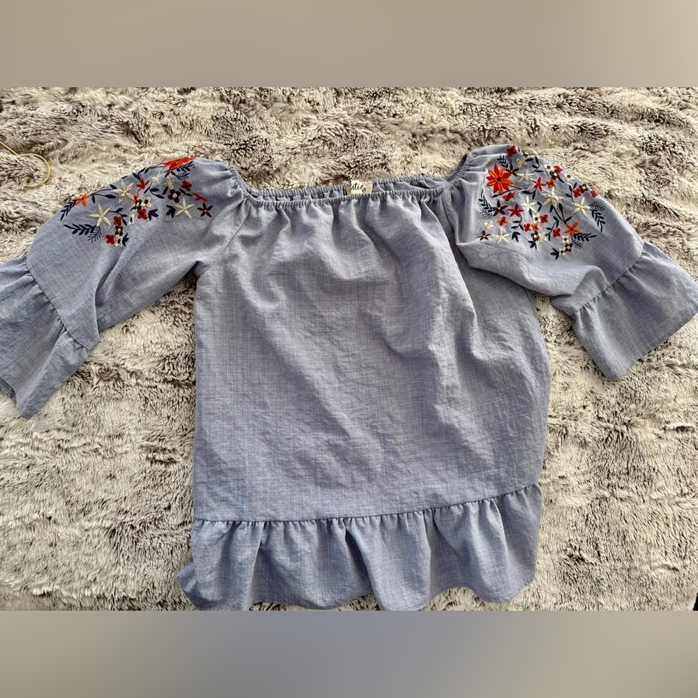 LISTICLE Women's Sz M Embroidered Floral Off Shoulder Top